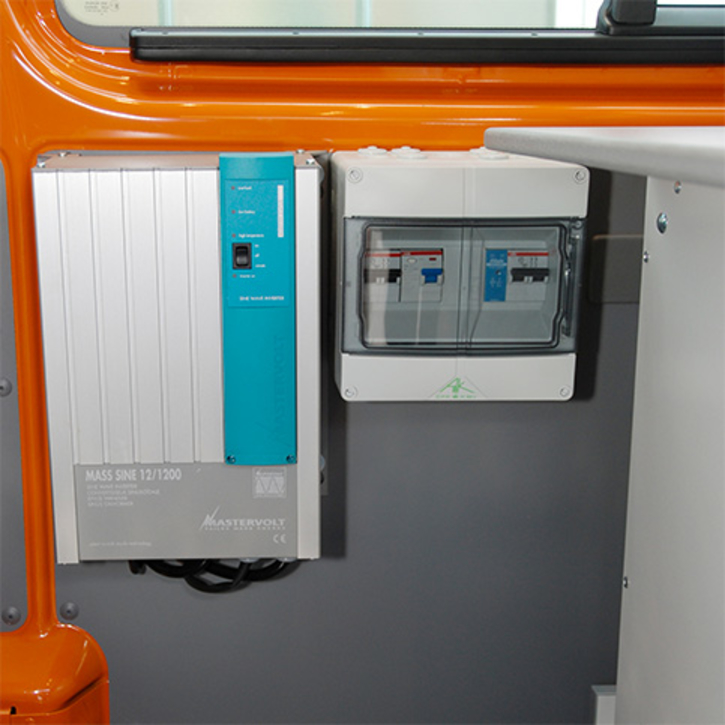 230 V Wechselrichter mit 1200 Watt Leistung, natürlich DGUV-konform 