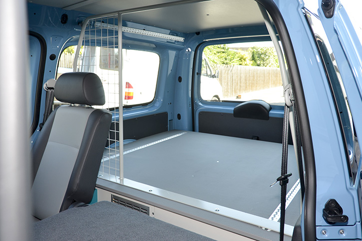 A part of the grille can be removed. A large loading area is formed when folding down the two-seater bench 