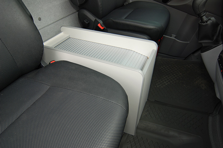 Additional storage space in the cockpit (picture shows a vehicle with partition wall) 