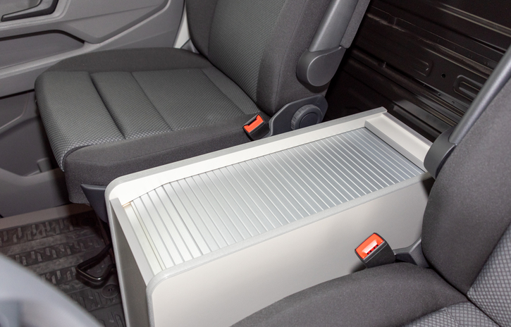 Additional storage space in the cockpit (picture shows a vehicle with partition wall) 