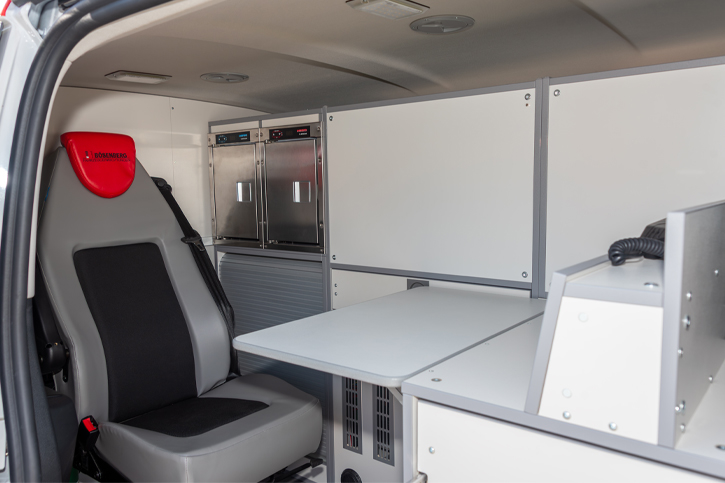 Arbeitsplatz mit Klapptisch, Wärme- und Kälteschrank 