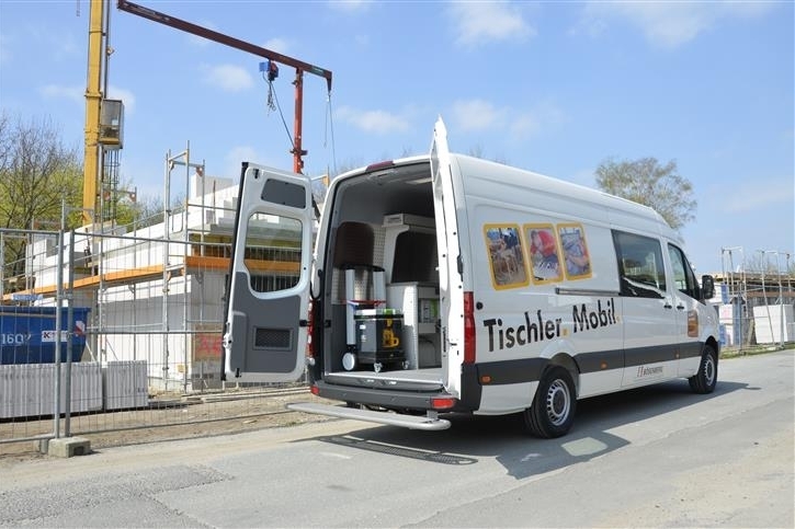 Basisfahrzeug: Volkswagen Crafter L2H2 Kombi mit 5 Sitzplätzen 