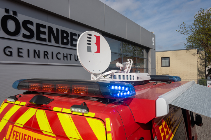 BOS-Satellitenanlage, Sondersignalanlage Hänsch DBS 4000, TETRA-Antenne und Klimaanlage auf dem Dach. 