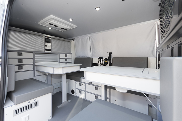 Büroraum mit ergonomisch anpassbaren Arbeitsplätzen für die Kontrolleure 