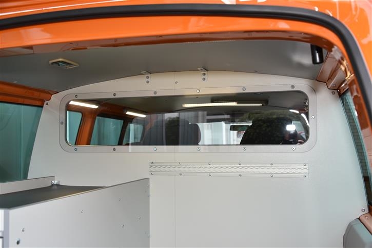 Closed partition wall with break-proof and scratch-resistant Lexan glass 
