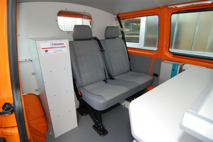 Closed partition wall with break-proof and scratch-resistant Lexan glass for the standard two-seater bench