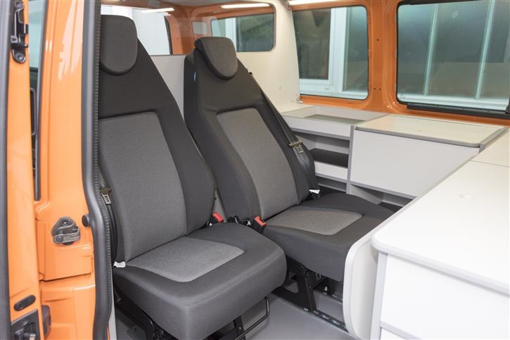 Comfortable, variously adjustable single seats that can be dismantled in just a few steps. Of course with three-point belt and TÜV-approval.