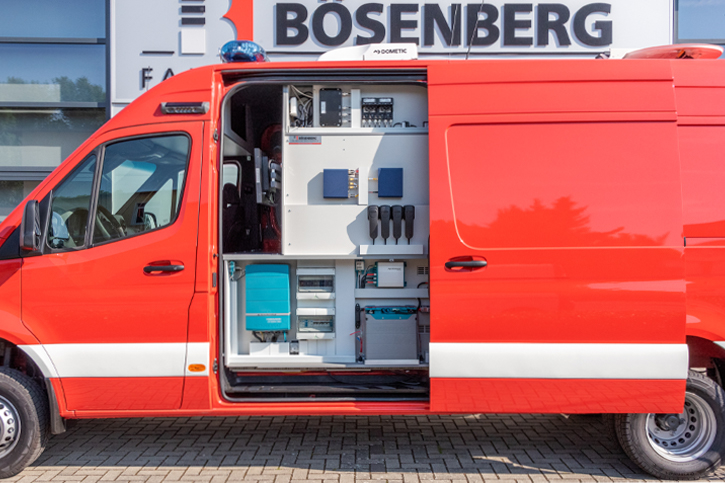 Das Herz des Fahrzeugs: Stromversorgung von Mastervolt mit Lithium-Batterie und Combi. Kommunikationssystem mit 4x Tetra MRT, LTE-Router und Antennenkoppler. 