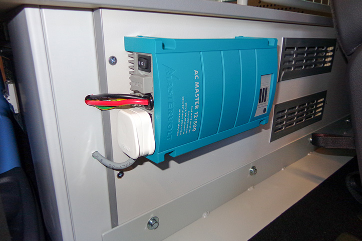 Der 230 V Wechselrichter hat 500 Watt Leistung und wird von einer Zusatzbatterie versorgt