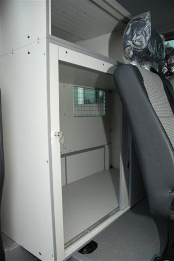 Detail der vorderen Hundebox mit Schiebetür