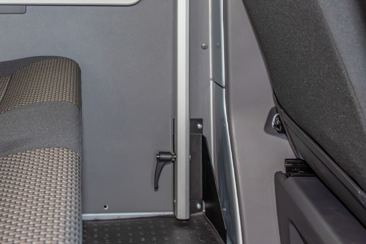 Schwenk-Klapptisch für VW T5/T6/T6.1 Kombi  Walter Bösenberg GmbH -  Fahrzeugeinrichtungen