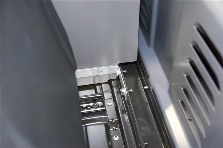 Die Befestigung erfolgt über mitgelieferte Winkel an vorhandenen Gewinden This console is fitted to the vehicle through the enclosed brackets on existing threads in the partition wall.