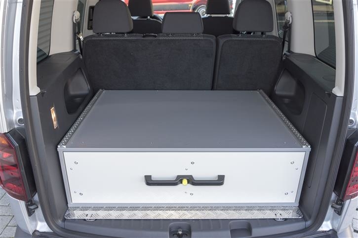 Die Heckschublade in einem Volkswagen Caddy Standard (kurzer Radstand) 