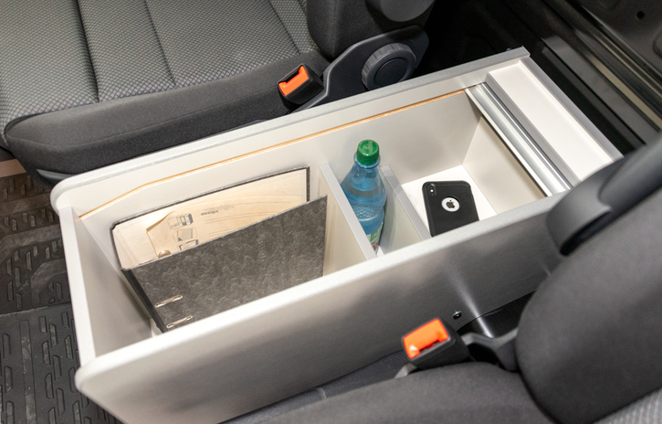 Die Höhe ist ausreichend für 1 Liter-Flaschen und DIN A4 Ordner (Abb. zeigt Fahrzeug mit Trennwand) 