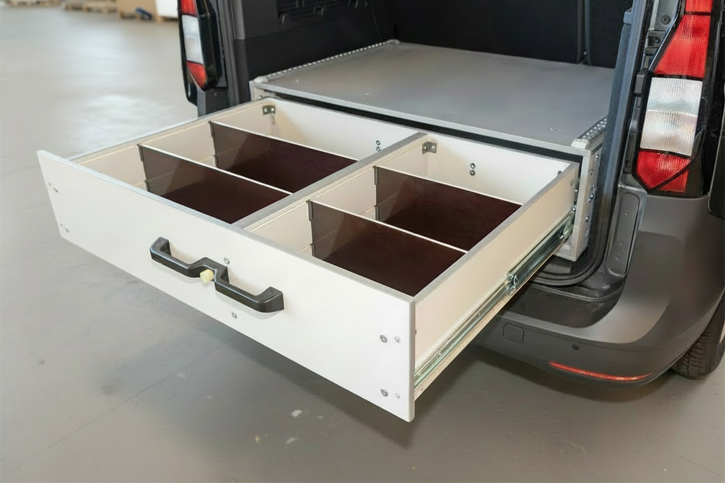 Die hohe Heckschublade in einem Volkswagen Caddy Maxi V (langer Radstand) 