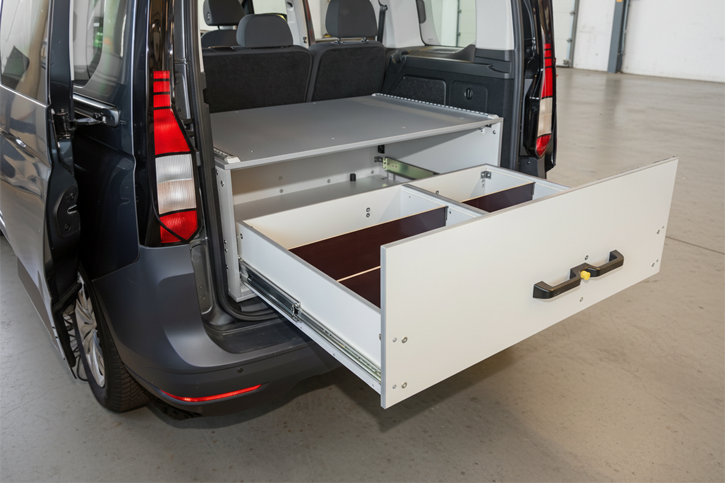 Die hohe Heckschublade in einem Volkswagen Caddy Maxi V (langer Radstand)