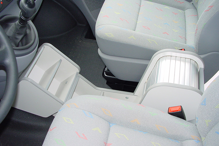 Die hohe Mittelkonsole für den Volkswagen Transporter T5 hat einen Rollladen-Aufsatz 