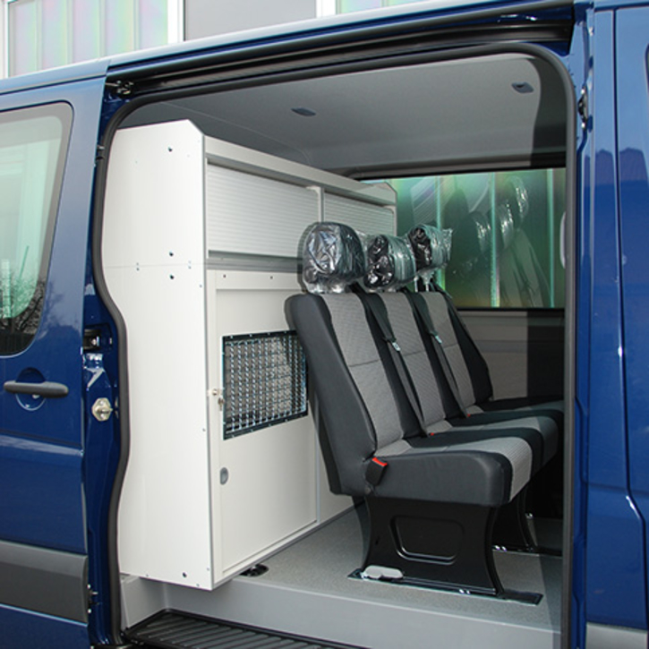 Dogs reach the front dog crate through a sliding door. In the upper part is additional storage space in compartments with roller shutters 
