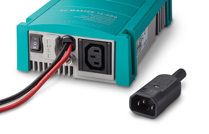Einfache Installation dank der eingebauten IEC-Steckdose 