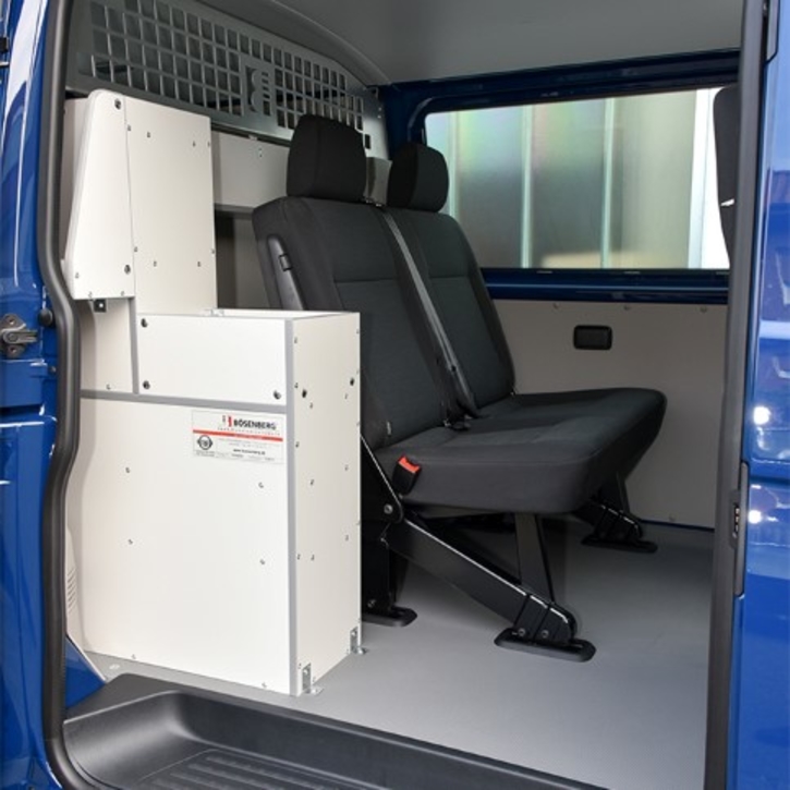 Fahrgastbereich mit kleiner Ablage und serienmäßiger Zweiersitzbank