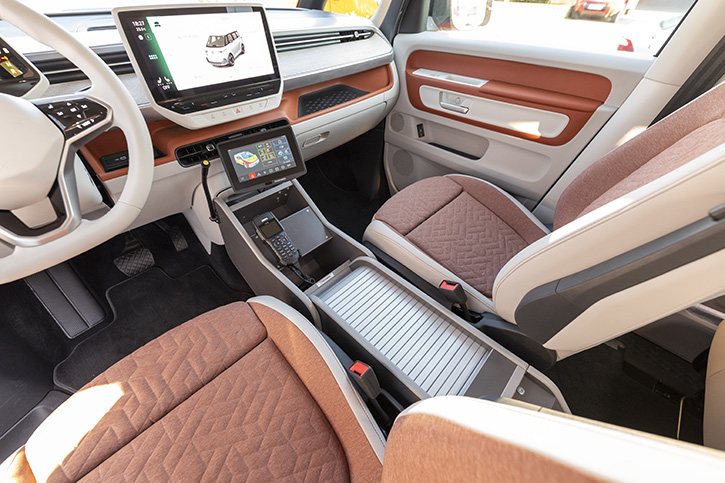 FlowingCenterConsole mit Blaulichtsteuerung über Touchscreen 