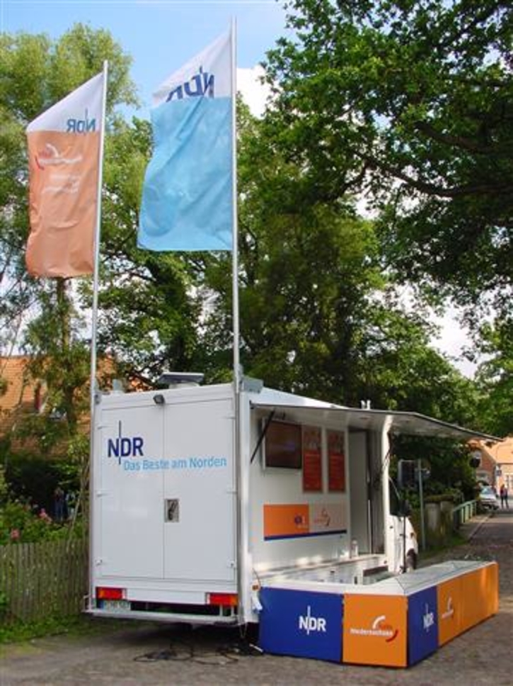 Foldable flagploes for good distant effect 