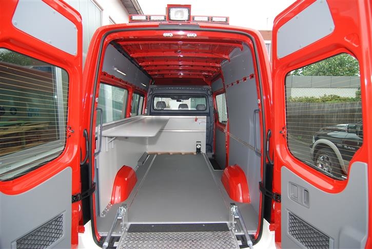 Foldalbe table system which can also be used as a work table. Retaining rails for respirators on the side walls and in the floor. 