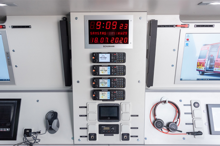 Funkturm zwischen den Arbeitsplätzen mit GPS-Uhr, vier MRT-Bedieneinheiten, Touchscreen zur Energieüberwachung sowie diversen Schaltern und Steckdosen. 