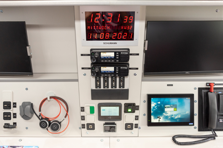 Funkturm zwischen den Arbeitsplätzen mit GPS-Uhr, zwei MRT-Bedieneinheiten, Touchscreen zur Energieüberwachung sowie diversen Schaltern und Steckdosen. 