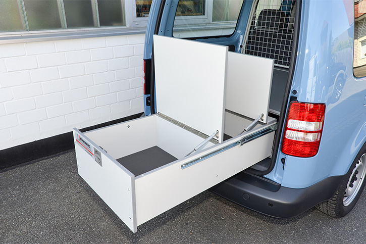 Heckausbau mit einem großen Schubkasten. Die oberen Ablagen können geöffnet werden. 