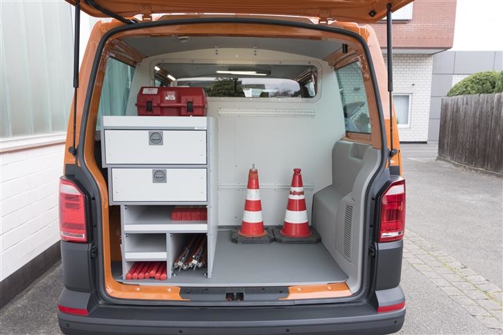 Heckausbau mit großem Stauraum, Auszügen für Kleinteile und Langfächer für Fluchtstäbe bis 2,5 m 
