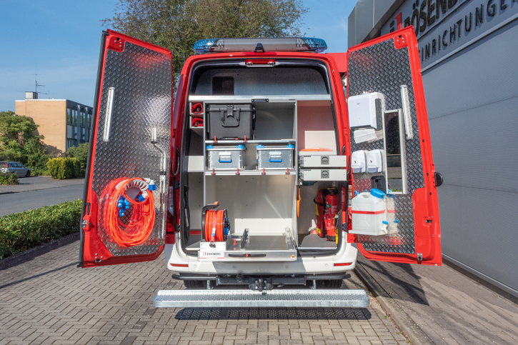 Heckstauraum mit flexiblem Regalsystem für die DIN-Beladung. 