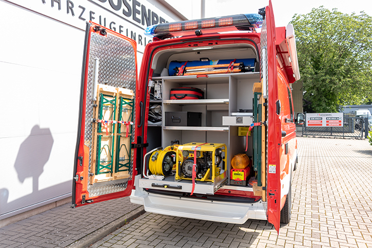 Heckstauraum mit Regalsystem für die DIN-Beladung und einem Schwerlastauszug. 