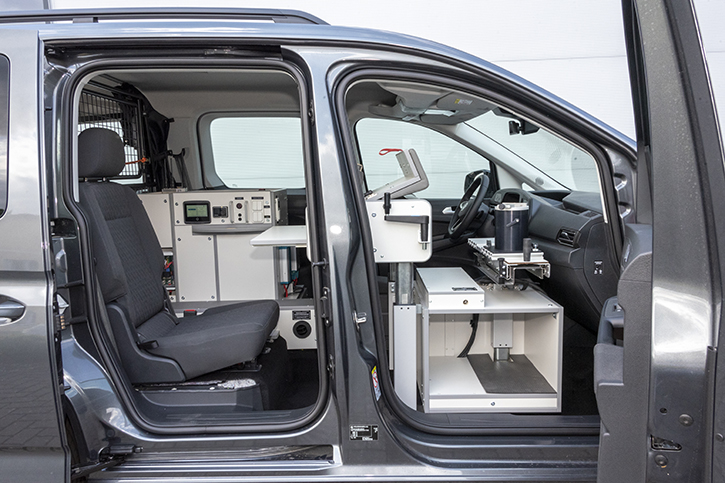 Höhenverstellbarer Arbeitsplatz mit Recaro-Komfortsitz