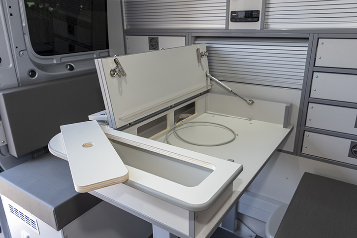 Hydraulisch höhenverstellbarer Arbeitstisch mit Laptopfach 