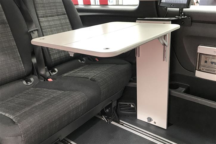 Klapptisch ausgeklappt (Verbau mit Konsole) 