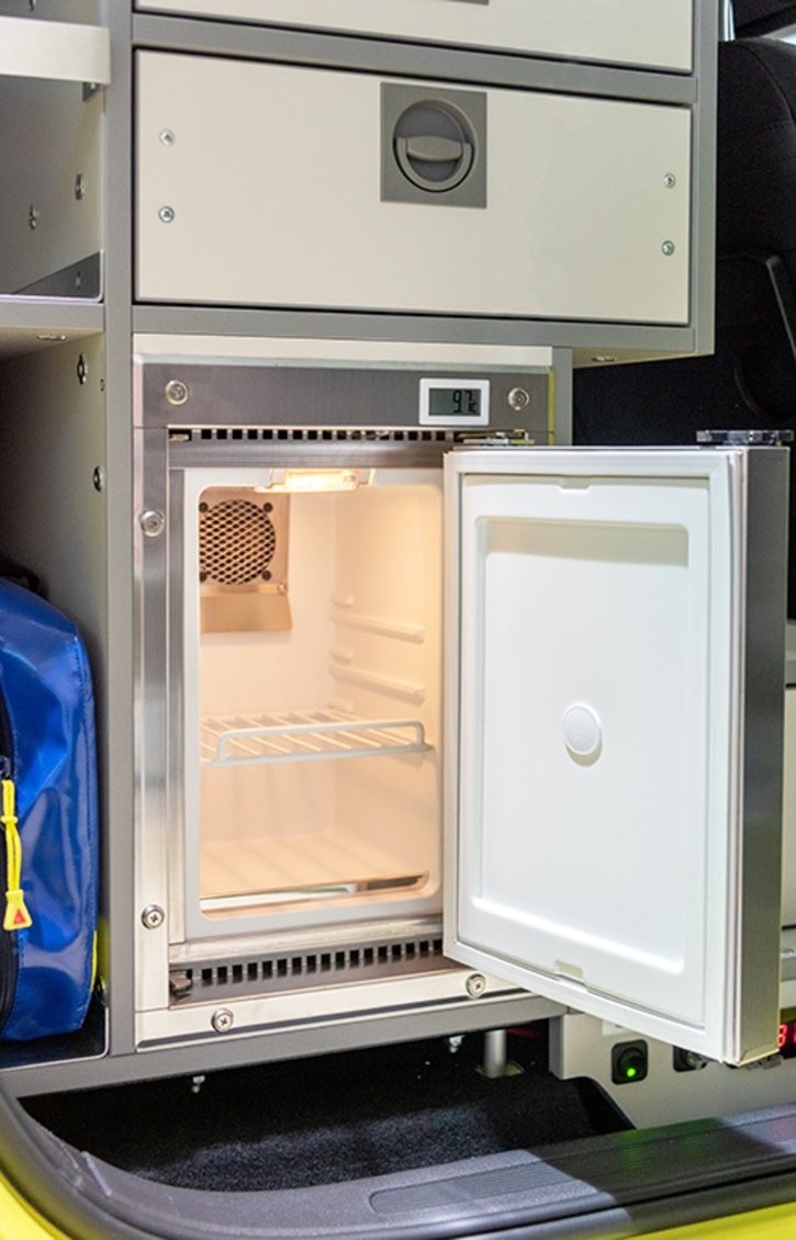 Kühlschrank mit separatem Kühlaggregat. 
