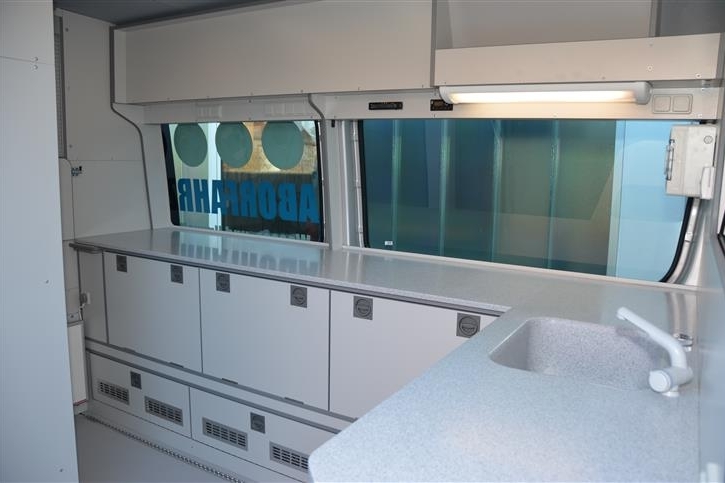L-förmige Arbeitsplatte aus Corian® in Laborqualität 
