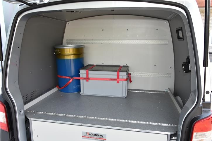 Lagerraum für Material. Zurrschienen und ein Antirutschboden sichern die Ladung 