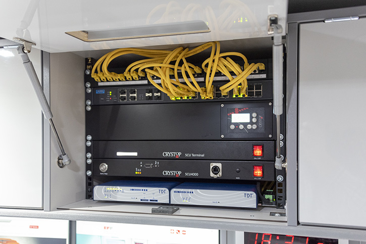 LAN-Switch, Telefonanlage und Steuerung der Satellitenanlage 
