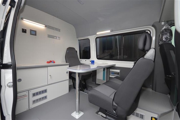 Meeting and workroom in the front. The air conditioning distributes air over the partition wall 