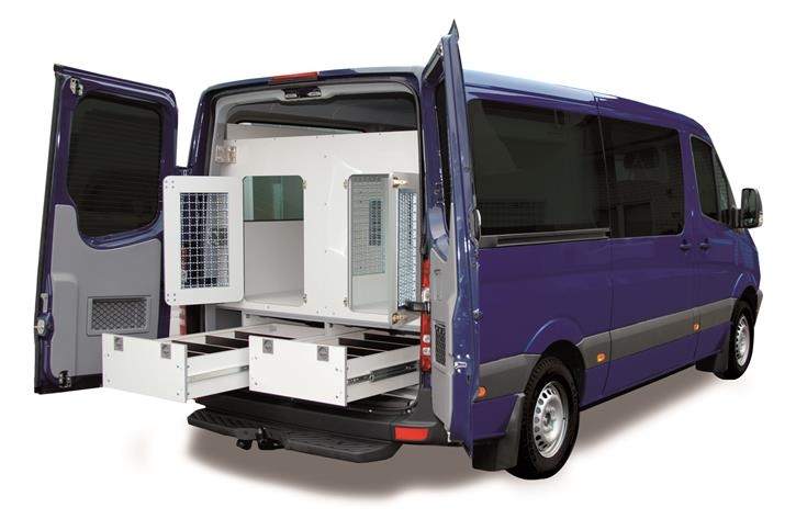 Mercedes-Benz Sprinter L2H1 mit drei Hundeboxen für bis zu sechs Hunde 