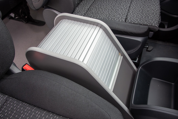Mittelkonsole verbaut in einem Mercedes-Benz Vito. 