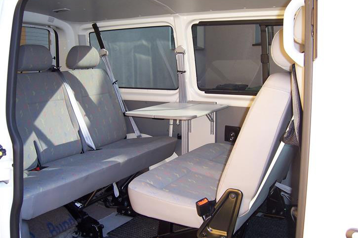 Montagebeispiel in einem Volkswagen Transporter Kombi mit gedrehter Sitzbank