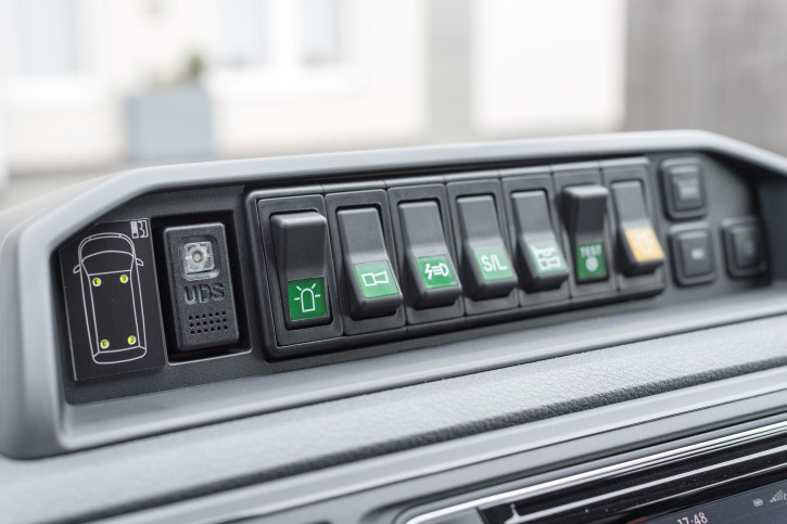 Operating unit with individual switches for the special signalling system (incl. monitoring), as well as switches for UDS, engine relaying, emergency start and rear warning system