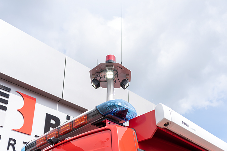 Pneumatisch ausfahrbarer Licht- und Funkmast mit abnehmbarer roter Blitzleuchte, Sondersignalanlage Hänsch DBS 4000 mit Martin-Horn-Anlage.