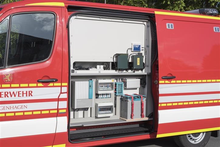 Power supply via lithium-ion battery and CAN bus controlled battery monitoring. Maintenance-friendly installation behind the left sliding door. 
