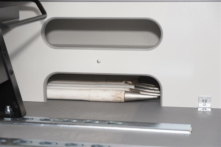 Practical detail: openings in the front part of the long comparments 