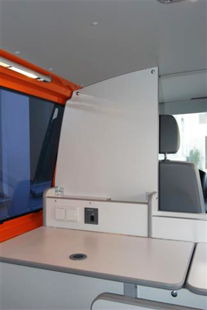 Prallwand hinter dem Fahrersitz und Steuerung der 230 V Anlage
