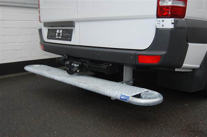 Rear step / ram protection for easier access of the vehicle 